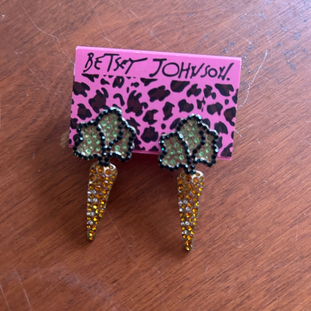 Betsey Johnson Sparkling Green and Gold Carrot 🥕 Earrings